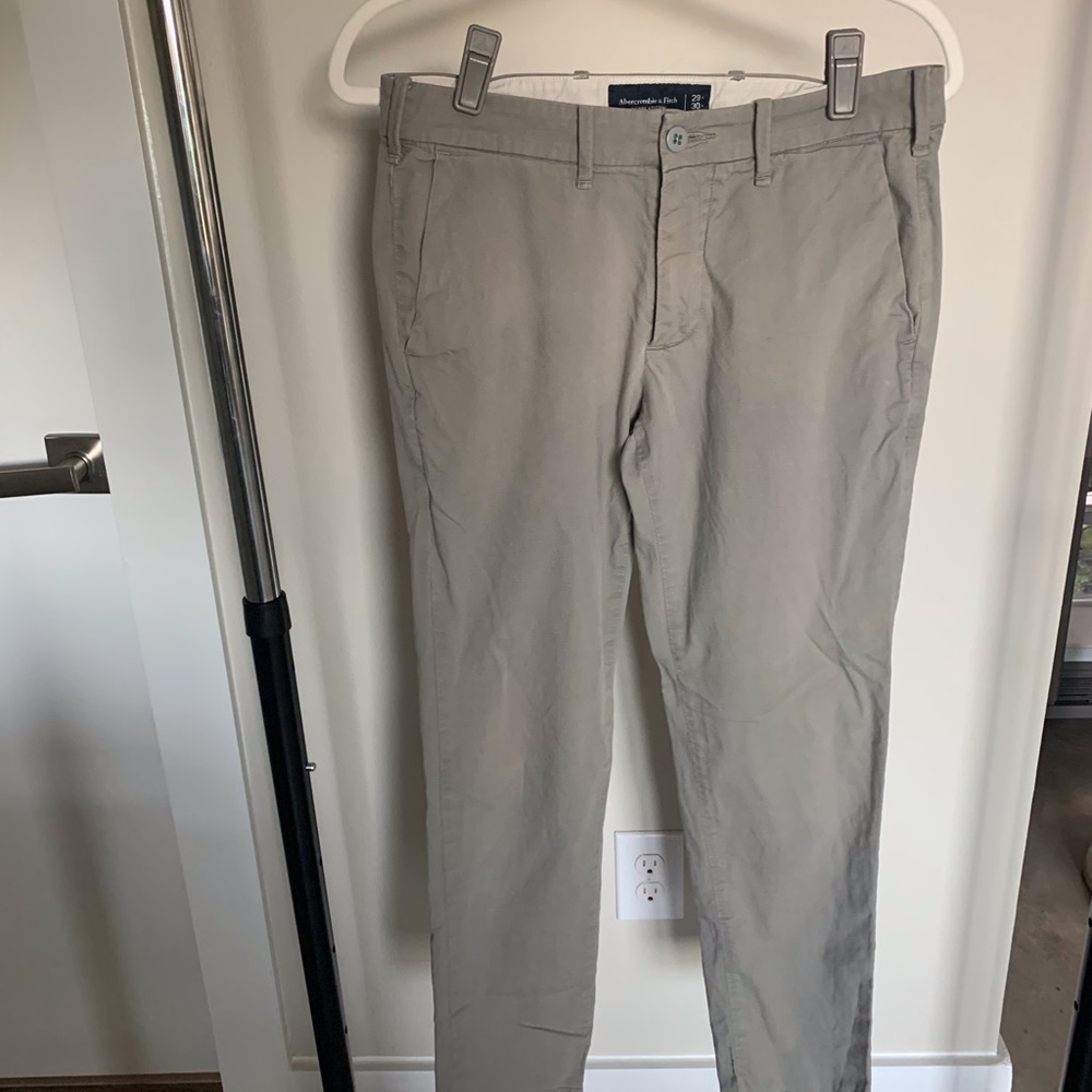 ABERCROMBIE & FITCH MEN’S GRAY CHINOS